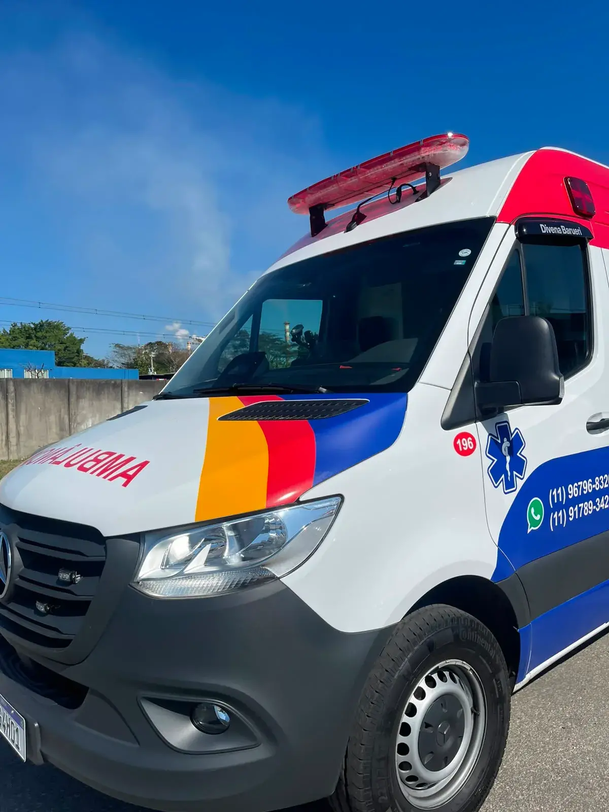 Ambulância UTI Móvel Mercedes-Benz Sprinter da Real Remoções vista frontal